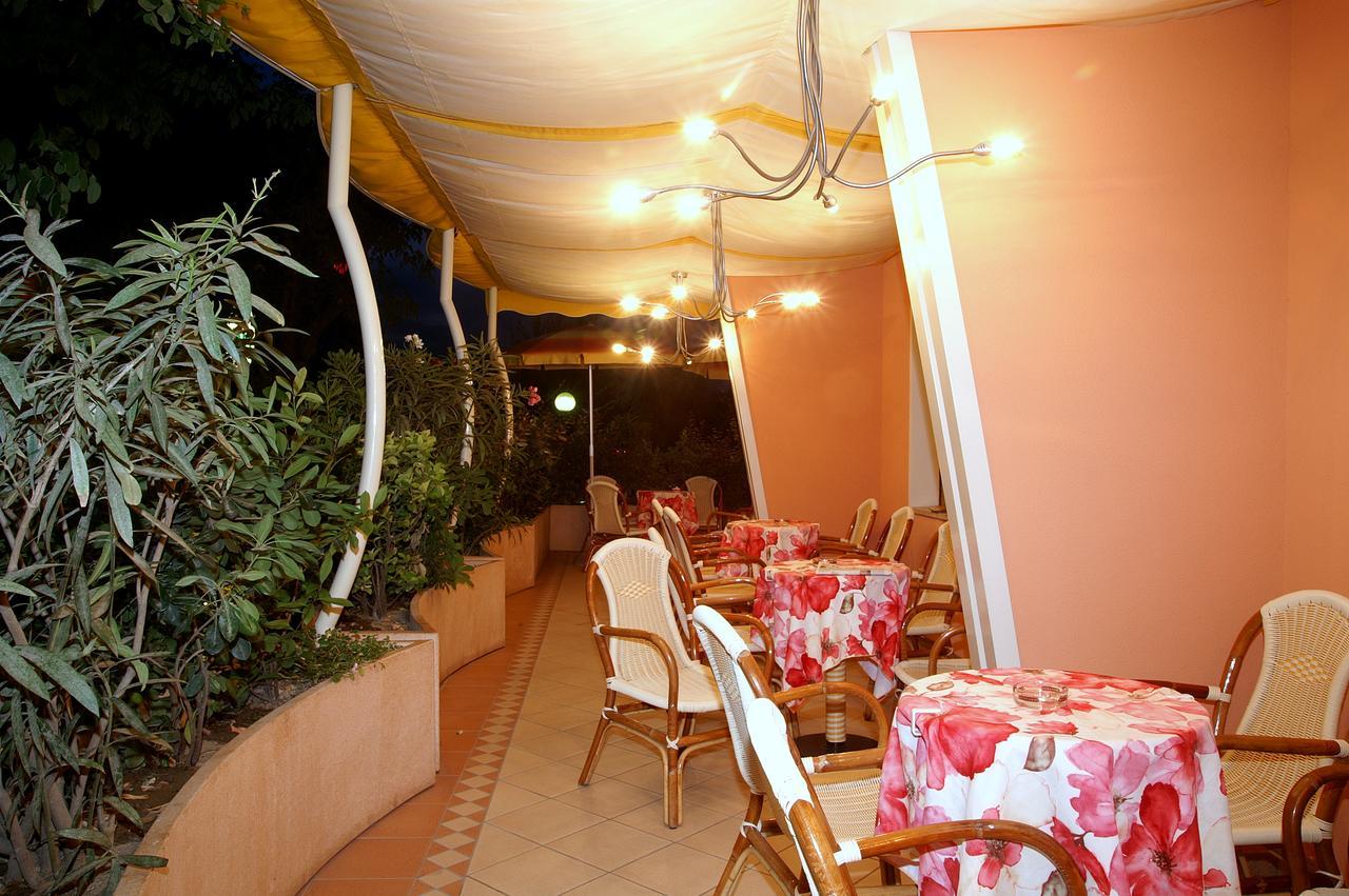 Hotel Joli Чезенатико Экстерьер фото
